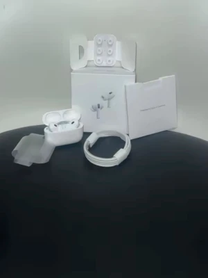 Apple AirPods Pro trådlösa hörlurar - Säljer ett par vita Apple AirPods Pro med laddningsetui, extra öronproppar och laddningskabel. Hörlurarna har en stilren och kompakt design i plast och levereras i originalförpackning. Perfekta för dig som vill ha grymt ljud och smidig anslutning till din iPhone.