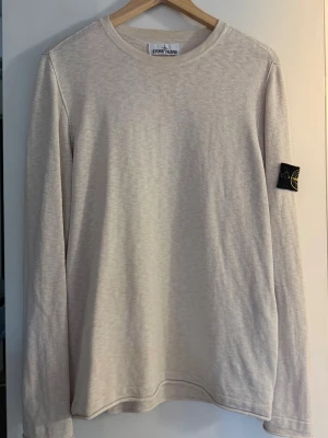 Stone island stickad tröja  - Beige stickad tröja från stone island 🌟