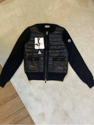 Moncler Cardigan Dam - Säljer min Moncler cardigan som jag köpt på vinted❤️Den är i bästa skick och inte använts eftersom jag inte gillade passformen🥰 Ställ gärna frågor! Priset kan diskuteras!🥰❤️