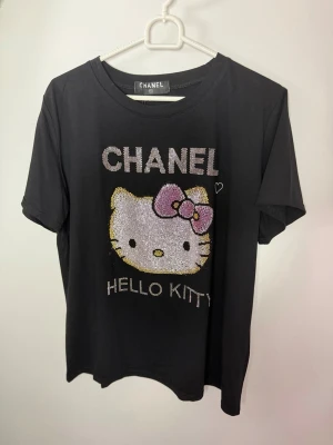 Svart CC hello Kitty tee  - Dm vid intresse.          40/42 storlek passar både medium och large.