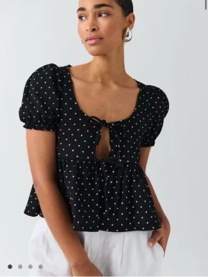 Prickig topp - Söt, prickig topp från gina tricot, inga defekter, skriv för egna frågor!
