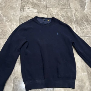 Polo Ralph lauren tröja  - Säljer en stilren mörkblå tröja från Polo Ralph Lauren, knappt använd. Storlek L