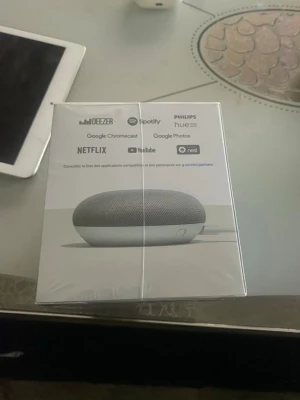 Google Home Mini smart högtalare grå - Snygg och kompakt Google Home Mini smart högtalare i grått tyg och vit plast. Perfekt för att styra musik, smarta hemmet och få svar från Google Assistant. Stöd för Spotify, Netflix, YouTube och flera andra tjänster. Modern rund design som smälter in i alla rum.