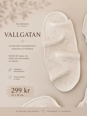 Vallgatan serveringsfat handgjort - Unikt handgjort serveringsfat i lufttorkad lera, inspirerat av Göteborg. Fatet är ovalt med organiska former och är vit med små svarta prickar. Perfekt för tapas, ost och chark. Storlek 43 x 18 cm.