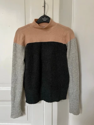 Flerfärgad tröja från River Island  - Tröja från riverisland i storlek Xs. Fint skick