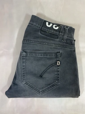 Dondup George W30 - Dondup George W30. Ett par lite schystare från Dondup. Har nåra fläckar men inget stort syns på bild 5. Vid mer frågor eller bilder är det bara att skriva!