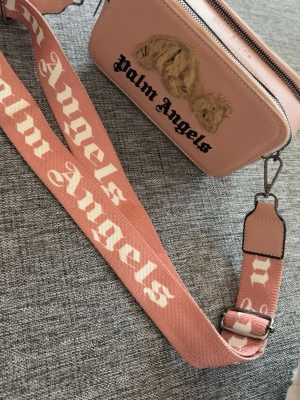 Rosa axelväska  - Säljer en rosa axelväska , Fin & gullig, endast lite smustig längs dragkedjorna annars hel och fin