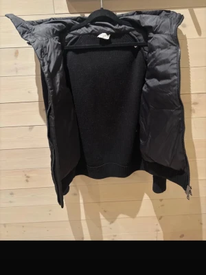 Moncler Cardigan - Säljer denna moncler cardigan i storlek m passar s. Inga skador och sparsamt använd.