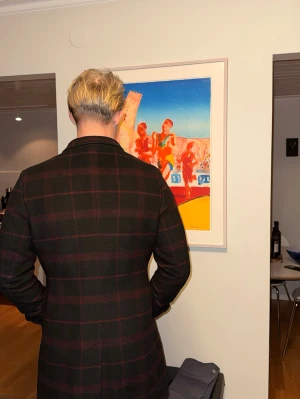 J. Lindeberg rock (storlek 50) - Otroligt stilig rock, perfekt till våren, som inte bara är snygg utan har även ”Gore Windstopper” vilket gör att den är vindtät. Fungerar mycket bra även när det är blött.  Den är väl använd men har inga defekter alls. Helt i nyskick, och kommer ren.  Modellen är av namnet August Melton, för mer information om kappan på J. Lindebergs hemsida. (Däremot är detta en äldre modell och är ej i kashmire).  Storlek 50. (M/L) Nypris: 4800 kr  Kom gärna med prisförslag. 