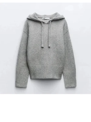Grå stickad hoodie från Zara - Populär grå stickad hoddie från Zara!