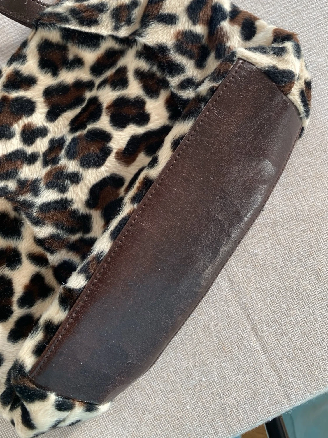 Leopardmönstrad handväska med pälslook - 2