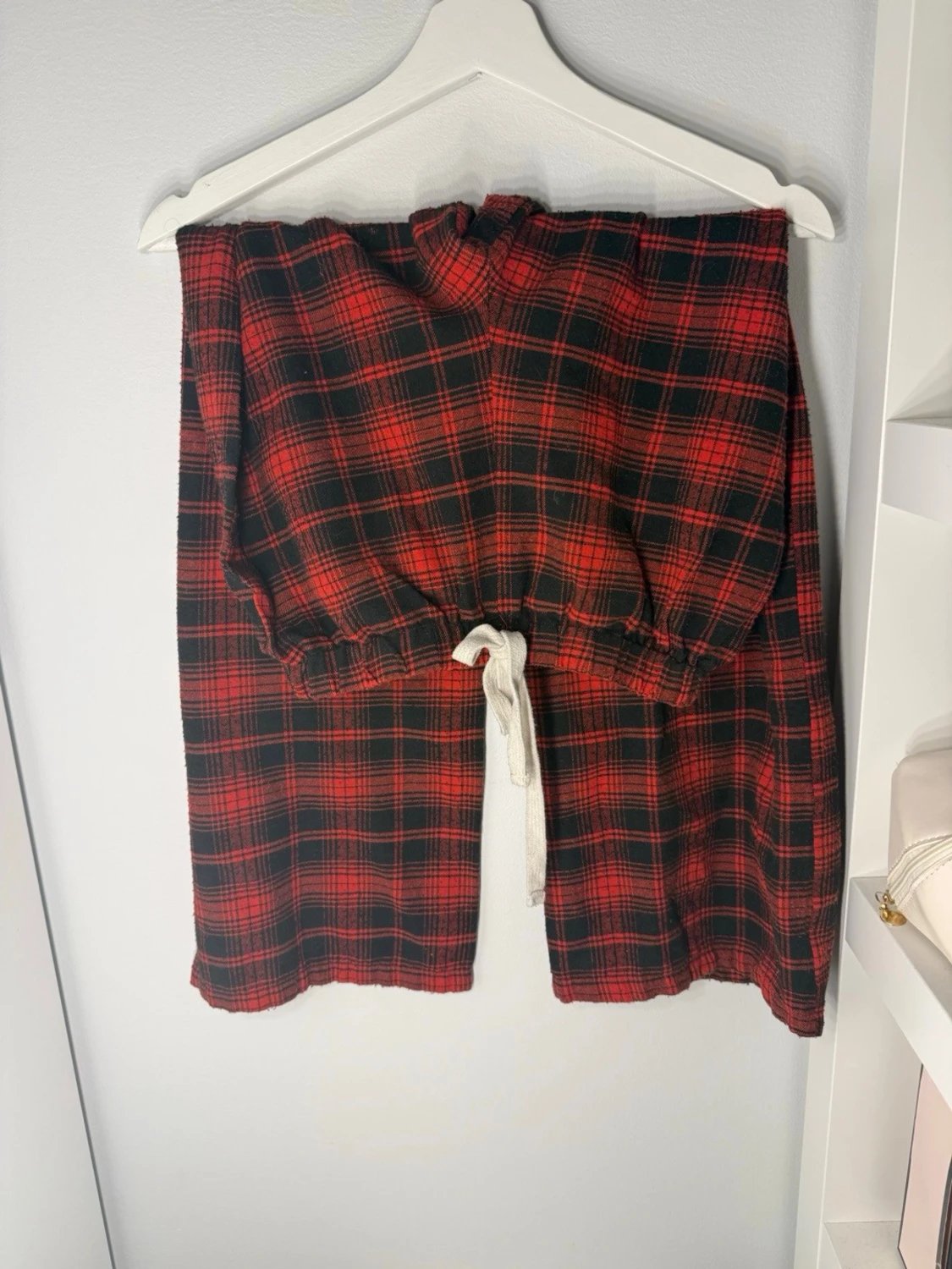 Rödrutiga pyjamasbyxor med dragsko