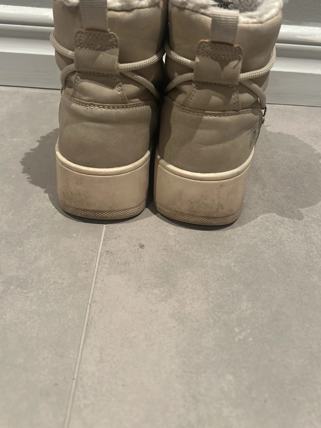 Beige fejk Inukiis med fuskpäls - 1