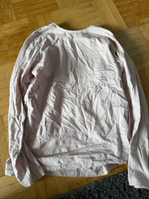 Ljusrosa långärmad topp i bomull - Säljer ett pyjamasset som används ca 1 gång! Kolla gärna in min profil om du vill köpa något mer🩷