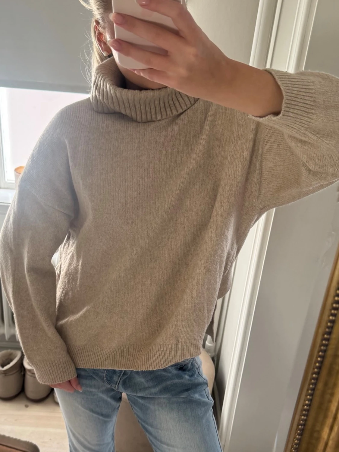 Beige polotröja i stickat material - 1