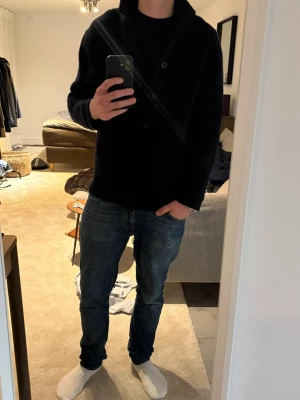 Stickad overshirt från cos - En stickad overshirt/cardigan från cos med knappar i bra skick perfekt som jacka eller cardigan nu mot varmare tider hör av er vid frågor 