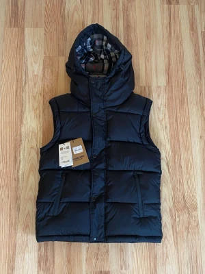 Burberry Jacka/Väst - Säljer helt ny Burberry Jacka som även går att göra till en väst, den passar perfekt till hela året eftersom man kan ha den på våren utan ärmar medans på vintern och ner det är kalt, - med ärmar. Jag står på 800kr, jag köpte för 1200kr så det är ett bra pris annars fråga mig.