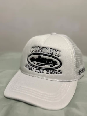 Vit Corteiz keps  - Säljer helt ny herr keps 