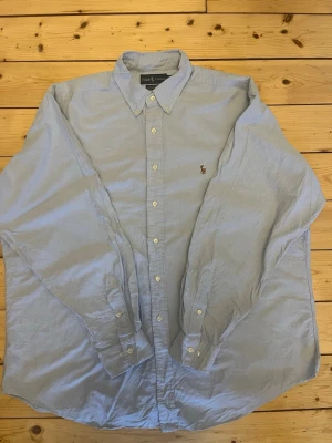 Ljusblå Ralph lauren oxford storlek xl - Mycket fin ljusblå ralph lauren oxfordskjorta utan några slitningar eller defekter i strl 17 1/2 villet motsvarar runt Xl.   Bara höra av dig vid frågor eller funderingar!  📦 Skickar inom 24 h✅