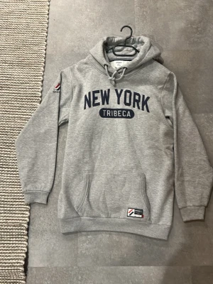 Superdry hoodie - Hejjj och välkomna till liljestrands nu säljer vi en superdry hoodie i mycket bra skick sitter som en S/M men står XS/S kom med frågor osv mvh liljestrand