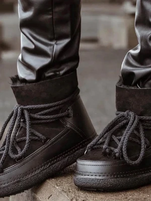 Svarta Inuikii - Svarta Inuikiis säljer de billigt då vintern snart är slut men kan vara värt att köpa så man har. De har några små defekter men inte märkbara. Skriv för fler bilder. OBS dessa bilder är lånade💕