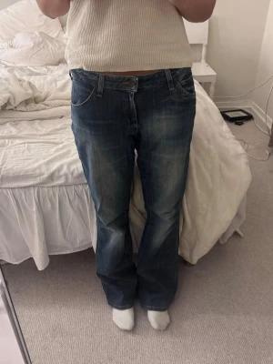 Bootcut jeans - Säljer dessa skit snygga bootcut jeansen med en avkopplad stil. Midjemått:80, innerbenslängd:80.