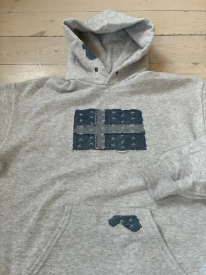 Handstitched ”Sweden” hoodie - Handsydd hoodie jag gjort själv. Hoodien har en slim fit passform och är gjort på 80% bomull och 20% polyester, designsen är av jeanstyg.
