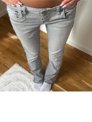 LTB ltb Gråa bootcut jeans Stl w26 / 32 - Snygga gråa bootcut jeans från LTB med klassisk femficksdesign och låg midja. Jeansen har en lätt tvättad look och är tillverkade i mjuk denim med stretch. Använda endast ett par ggr som nya 