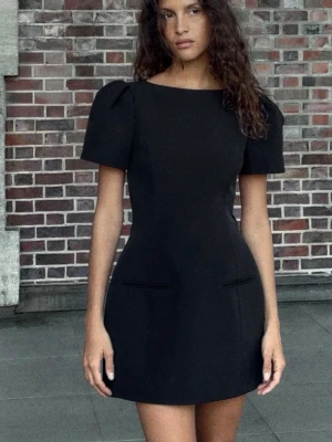 Slutsåld svart klänning från Zara  - Säljer denna virala slutsålda klänningen från Zara i storlek M, passar även S! Såååååå fin och passar till massor av olika tillfällen 💕