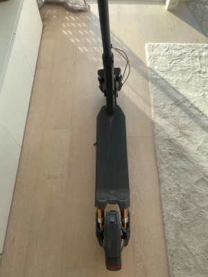 Svart elsparkcykel från Navee - Säljer en svart elsparkcykel från Navee med bred fotplatta och räfflad yta för bättre grepp. Styret är robust och det finns synliga kablar framtill. Perfekt för smidig transport i stan eller till skolan. Den går i 32 och plingan fungerar ej, kan också byta elsparken plus 1500kr för en kukrin g2