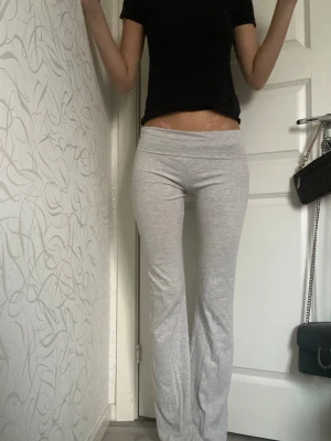 Ljusgrå mjukisbyxor med utsvängda ben - Säljer ett par ljusgrå mjukisbyxor med utsvängda ben och bred linning. Byxorna är i mjukt och stretchigt material, perfekta för chill dagar. Passar dig som gillar en relaxed och trendig stil.