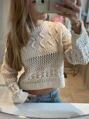 Somrig virkad tröja  - Jättefin nu till våren i krämvit färg. Aningen kroppad. Köpt från barnavdelningen så är därför andra storlekar