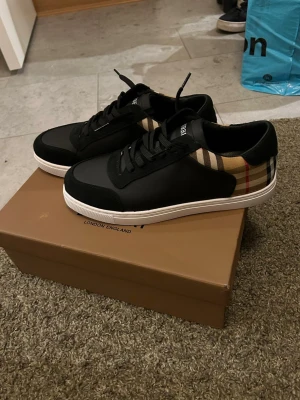 Burberry skor svarta - Säljer dessa för att dom inte används då dom e lite stora för mig. Används 2-3 ggr som nya. PRIS GÅR ATT DISKUTERA…