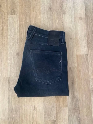 Replay anbass jeans - Säljer dessa RIKTIGT FETTA REPLAY anbass jeansen för bra pris och i jätte bra skick.                                                                   Skick 9/10. Storlek W32.                                                     Skriv om du har några funderingar! 