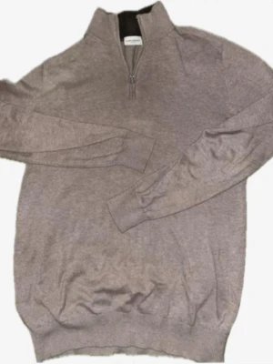 Quarter-Zip John Henric - Snygg tunn kvartszip från John Henric. Ljusbrun med mörkbrun krage från insidan. Tunn och passar perfekt över skjorta. Storlek S men töjbar och kan lätt passa M. Skriv vid eventuella funderingar och pris kan diskuteras!