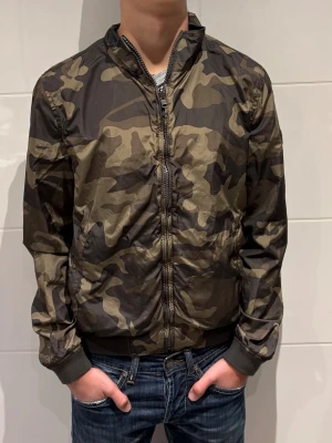 Woolrich jacka - Säljer denna Woolrich jacka i kamouflage men går också att vända ut och in för en grå färg | Extremt populära och eftertraktade då de inte finns att köpa nya längre! | Skick 9,5/10 | Vårt pris=999kr | Hör av dig vid minsta fundering