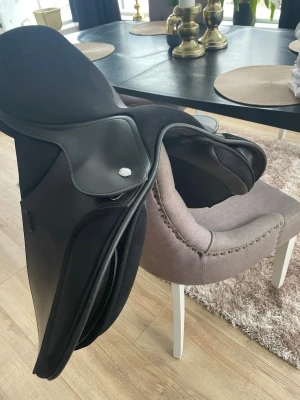 Sadel, Thorowgood,GP MPO 16,5” - Superfin sadel som är i mycket gott skick och saknar i princip tecken på användning.  Thorowgood-Pony Club GP, MPO 16,5 tum sadel. Bomstorlek från NW-XXW Alltså justerbar uppåt) Den har ullstoppade bossor som kan justeras. Flyttbara gjordstroppar (möjlighet till förgjord eller balansrem) för att hålla sadeln på plats på runda eller rörliga hästar. MPO-modellen ingår i Thorowgoods populära T4-serie som är känd för sina lättskötta och lätta material.  Mocka och syntetblandning. 