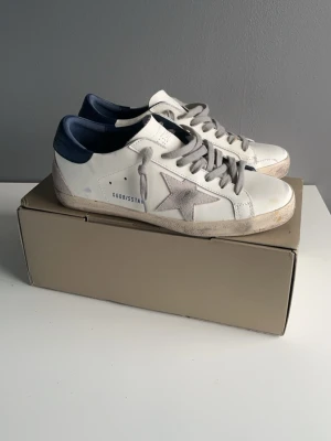 Golden goose  - Säljer dessa sjukt snygga golden goose superstars! Aldrig använda kartong och dustbag följer med.                                            Storlek 42 | Nytt skick | Pris 1699 | Skriv för fler frågor! 