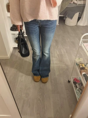 Blå bootcut jeans från WEEKDAY - Säljer ett par blåa jeans med bootcut passform från Weekday,Jeansen är ganska lågmidjade och aldrig använda, Jensen är i storlek 26/32 och köptes för 499kr💕för mer bilder eller frågor skriv💕
