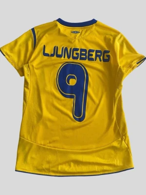 Äkta 2006 Sweden home Ljungberg 9 Jersey - XS - 2006 Sweden home Ljungberg 9 Jersey - XS  Size XS fits True to Size  Pit to pit 45cm  Shoulder 40cm  Total length 63cm  Details  Color: Yellow  Great condition (Slitage på trycket)  Vid mer frågor eller bilder skriv gärna  OBS FINNS UTE PÅ FLER SIDOR Brand: Umbro Retro vintage fotboll football Allsvenskan premier league