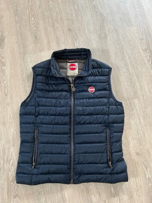 Colmar Originals Vest - Colmar Originals Väst Storlek: 50/S–M, modellen är 178 cm Färg: Marinblå En perfekt stilren väst för det kommande vädret! Skick: 9/10, en liten skada på framsidan (se bilder) Nypris: 250 € Jag skickar inom 24 timmar! 📦