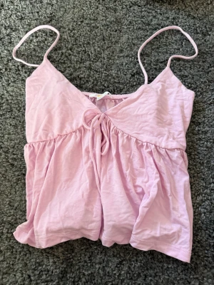Ljusrosa linnetopp med knyt - Ljusrosa linne väldigt bra skick! Kolla gärna in min profil om du vill köpa mer💗