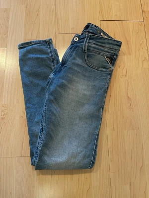 Replay anbass jeans - Ett par stilrena Replay jeans. De har ett litet hål på sig