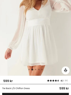 Vit chiffongklänning med v-ringning - Supersöt vit studentklänning från bubbleroom i storlek 34 (xs), aldrig använt prislapparna kvar original pris 600💞