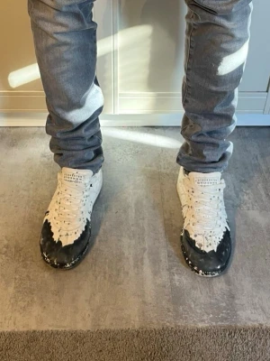 Maison margeilas  - Vita Maison margeilas sneakers med svart spalash. Riktigt feta och sköna. Storlek 42. Bara att skriva vid frågor eller funderingar