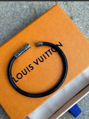 Lv läderarmband - Snyggt svart armband från LV i silverfärgat metallspänne. Stilren och modern design som passar perfekt till din vardagsstil. OBS KOMMER UTAN PACKET 19 cm