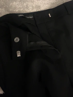 Svarta kostymbyxor från Zara - svarta kostymbyxor från Zara i klassisk rak modell. Byxorna köptes utomlands. Hör av er vid fler frågor :)) 