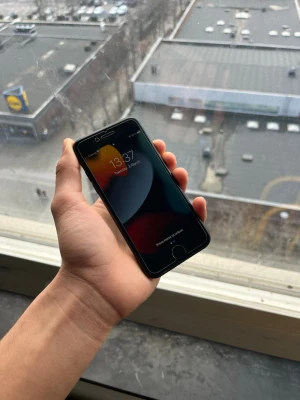 Svart iPhone 7 med Touch ID - Säljer en svart iPhone 7 med klassisk rund hemknapp och Touch ID. Telefonen har en stilren design i aluminium, 4,7-tums skärm och en enkel kamera på baksidan. Perfekt för dig som gillar smidiga och snygga mobiler från Apple.