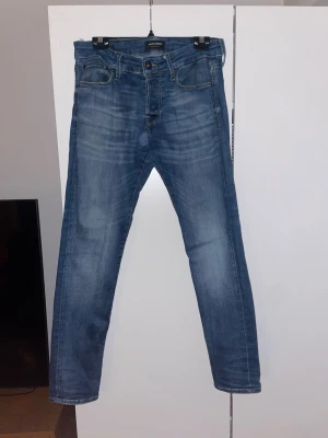2 st par jeans från Jack & Jones - Två stycken par slim fit/Glenn jeans från Jack & Jones. De blåa har en liten defekt mellan benen men inte särskilt synbar när man använder dem. Två schyssta färger inför våren och riktigt sköna! Hör av dig för fler bilder!