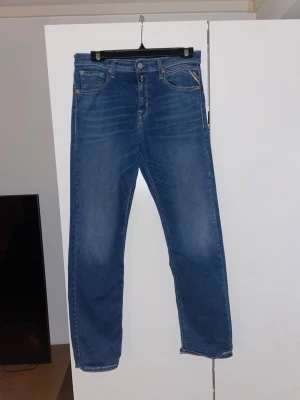 2 st par jeans från Levi’s och Replay - Två stycken schyssta par jeans från populära märkena Levi’s och Replay. Båda är väldigt sköna och utan defekter. Passar till det mesta! Hör av dig för fler bilder!